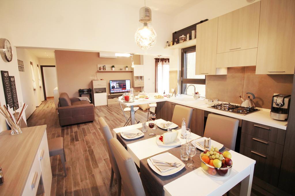 Eur Bright Spacious Terraced With Private Parking Only For Small Cars Appartement