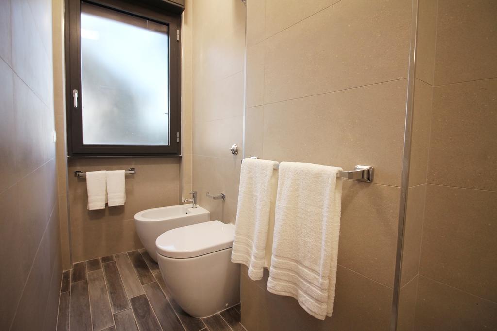 Eur Bright Spacious Terraced With Private Parking Only For Small Cars Appartement *